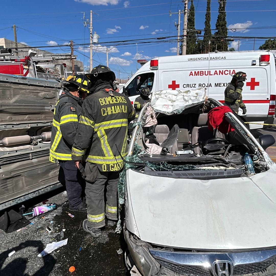 Bomberos rescatan a una conductora prensada
